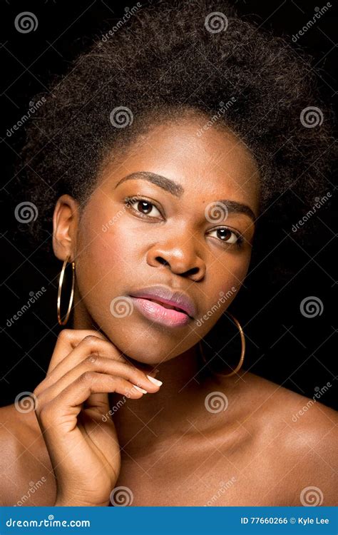 Jong Afrikaans Amerikaans Meisje Met Naakte Schouders Stock Foto