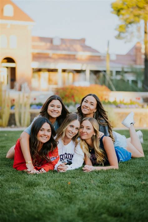 University Of Arizona Group Senior Pictures Poses Ideas In 2021 Grad Photoshoot Girl