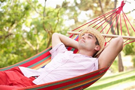 Homem Relaxando Na Rede — Fotografias De Stock © Monkeybusiness 24638491