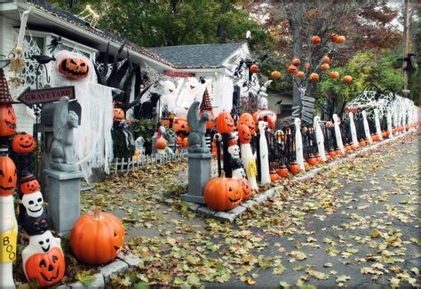 Yard Haunt Entrance Lighthearted Halloween 2016 Halloween Display