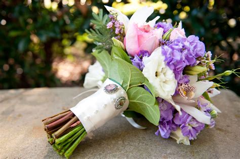 They can keep this forever. Wedding bouquet idea Brides bouquet Memory picture frames ...