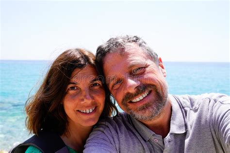 Feliz Pareja De Turistas De Mediana Edad Tomando Selfie En Vacaciones En La Playa De La Costa