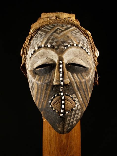 Dating to early 20th century this mask is of the kuba people from this mask is known as a bwoom because it portrays a pygmy or a commoner. Kuba mask | Mascaras