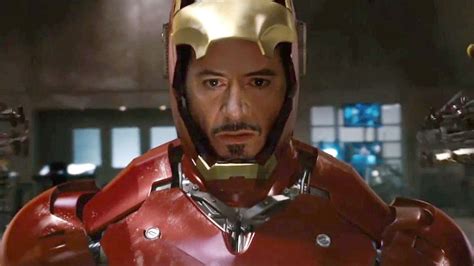 Robert Downey Jr Indossa Il Casco Di Iron Man Per La Prima Volta In