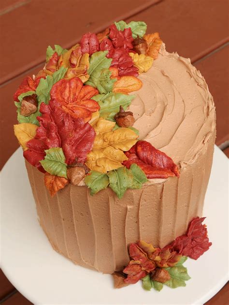 Piped Buttercream Fall Leaves Thanksgiving Cakes Easy Cake Decorating Fall Cakes Decorating