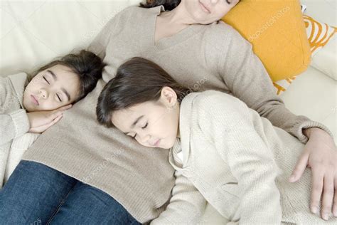 Vista Aérea De Una Madre Y Dos Hijas Gemelas Durmiendo En Un Sofá 2022