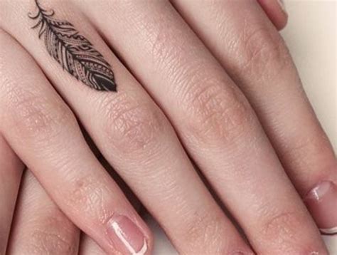 Feder Tattoo Am Ringfinger Kleine Tattoo Motive Für Frauen Französische Maniküre Finger