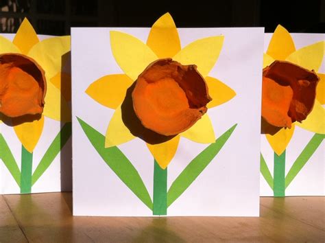 Using some neon card and white card circles or tissue paper, create these super cute easter egg cards from my urban nest. Daffodil Cards - My Kid Craft