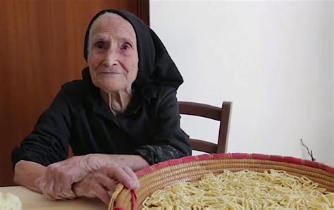 Ces Mamies Italiennes En Réalisant Leurs Pâtes Sauvegardent Un Art
