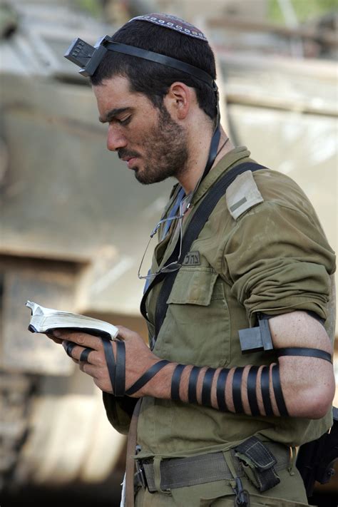 Fileidf Soldier Put On Tefillin Wikimedia Commons