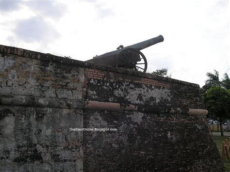 The memorial, located underneath the dome, reads: DuitDariOnline - Internet yang sungguh SUPERB!: Kota Fort ...