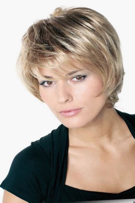 Préférez un carré plongeant assez court pour donner encore plus d'harmonie à votre visage. Modèle carré court dégradé