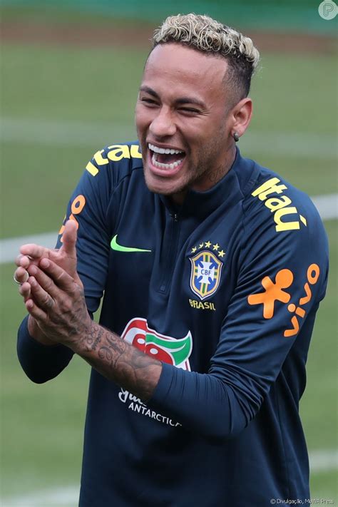  Neymar canta pagode com a seleção antes de jogo do Brasil ...