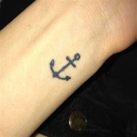 a l origine symbole des marins et des pêcheurs le tatouage d ancre est aujourd hui populaire