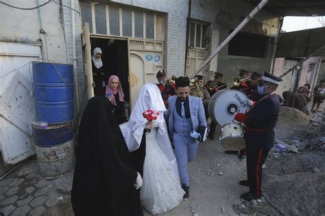 In Pictures Iraqi Couple Gets Police Help To Wed Amid Curfew World Dawn