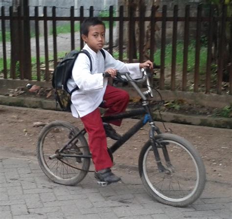 Seorang Anak Ke Sekolah Naik Sepeda Dengan Lintasan Seperti Gambar