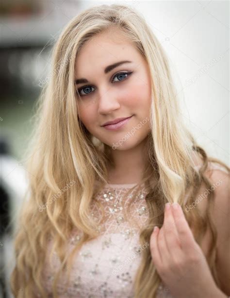 Beautiful Blond Teenage Girl With Blue Eyes — Stock Photo