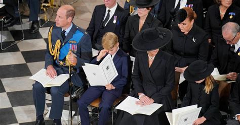 Princa Georgea videli ako si počas pohrebného obradu vo