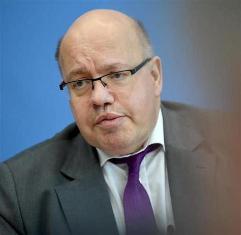 Previously he was federal minister for the environment. Altmaier droht Mobilfunk-Anbietern mit Konsequenzen - WELT