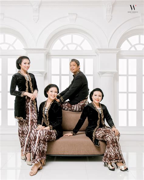 Foto Studio Keluarga Tema Adat Jawa Imagesee