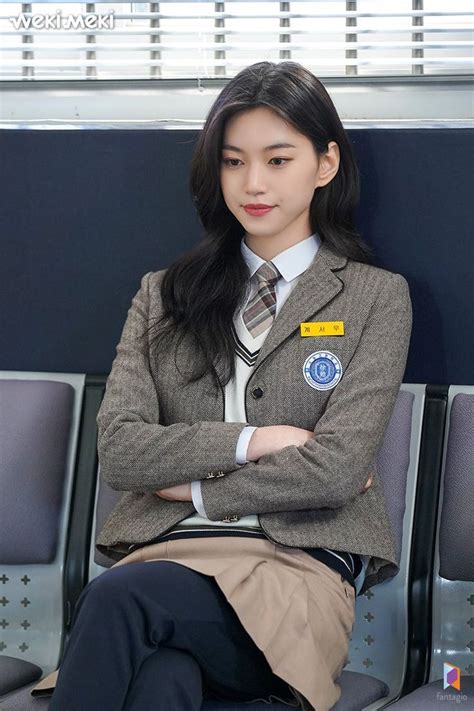 pin de 🕷 en doyeon belleza asiática celebridades uniformes de trabajo