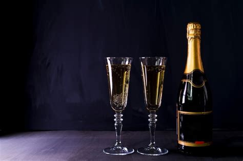 Verres De Champagne Avec Une Bouteille Sur La Table Photo Gratuite