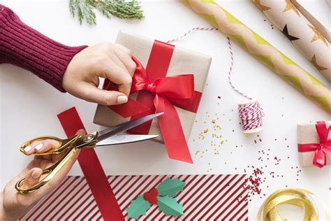 Heres How To Wrap Presents In Just A Few Simple Steps