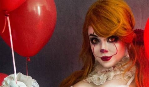 Female Pennywise Cosplay Will Lure You Into The Sewers
