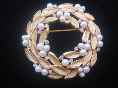 Vintage Trifari Circle Pin Brooch With Simulated Pearls And From