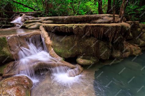 Cascada De Piedra Caliza En El Bosque Tropical Al Oeste De Tailandia