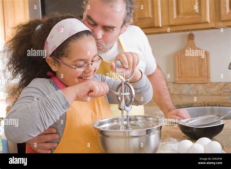 Padre E Hija Cocinando En La Cocina Fotografías E Imágenes De Alta