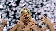 La Copa del Mundo 2006 en Nápoles: el trofeo de la FIFA está en exhibición