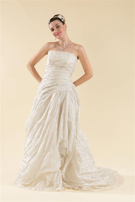 Senza maniche, top regolabile al seno. Abito sposa ampio a décolleté grigio perla. | Favole ...