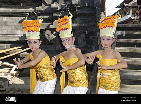 Indonesia Bali Girls Performing Bali Dance Stock Photo Alamy
