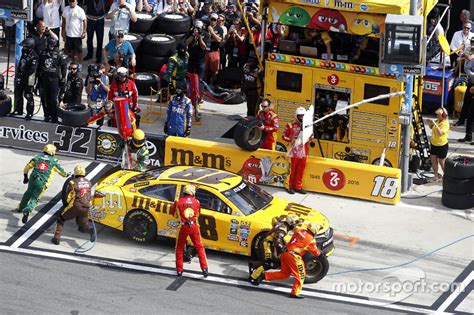 2 tire changers, 2 tire carriers and a refueller. Pit stop Kyle Busch, Joe Gibbs Racing Toyota at Daytona 500