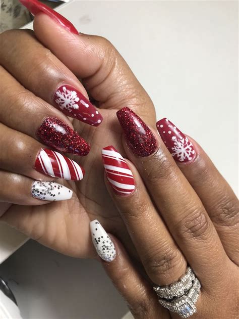 For 2020, the coolest riffs on holiday nails feature twists on the minimalist nail art ideas we've been obsessed with all year—think french manicures, negative space, and subtle sparkle—so nothing. 1001+ ideas for Cute Christmas Nail Designs For 2020