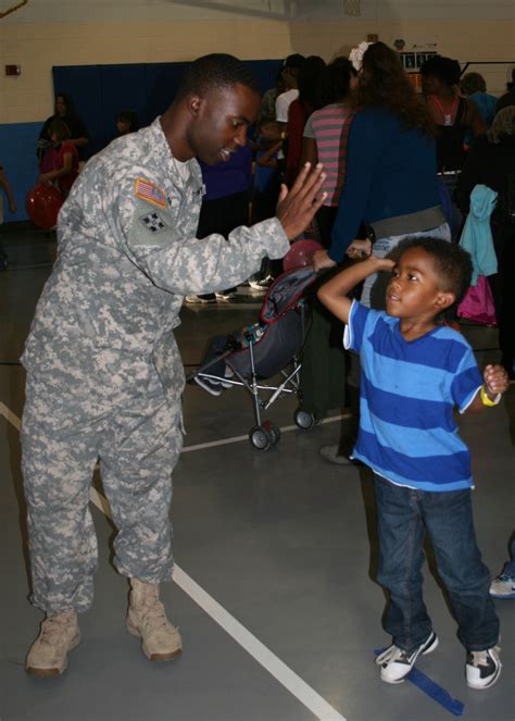 2nd Bct 4th Inf Div Soldiers Good Role Models To Kids Article