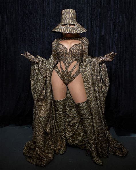 Queen Bey S Jaw Dropping Stage Performance Sets Social Media Ablaze
