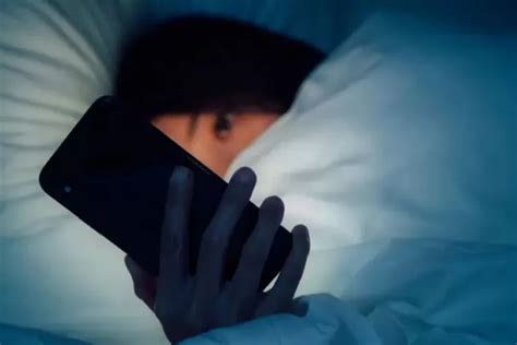 5 Bahaya Bermain HP Sebelum Tidur Jarang Disadari Dan Sering Diacuhkan