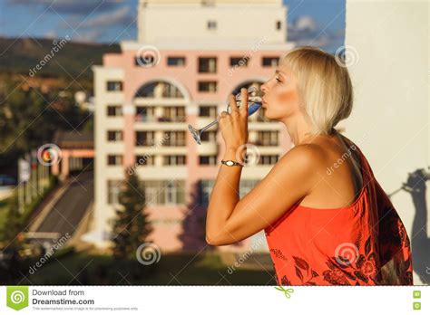 Belle Femme Se Tenant Sur Le Balcon Image Stock Image Du Jour Rêver