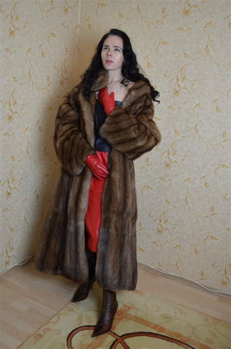 Pin Von Michael Astrop Auf Ladies In Fur Pelzmantel Mode Für Frauen