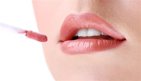 Fix Your Discolored Lips With These Tips