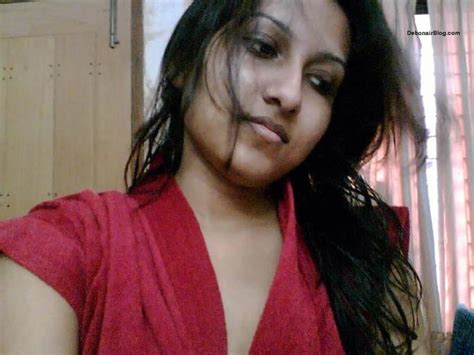 Sexy Bangladeshi Bhabhi Showing Cleavage Pics Photo Album