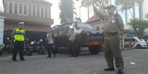 Seperti apakah penjelasan mengenai kata pengantar lebih lanjut dan bagaimana contoh sebuah kata. Mobil Barracuda Dikerahkan Amankan Ibadah Natal di ...