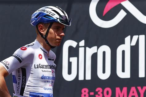 Feladta a Giro d'Italiát a belga kerékpáros