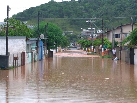 Vídeo Chuva Provoca Alagamentos Em Cidades De Santa Catarina Clicrdc