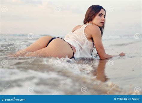 Seksowna Kobieta Pozująca Się Na Plaży W Pobliżu Morza O Wschodzie