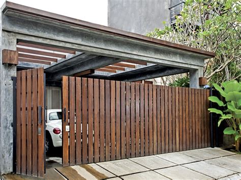 Pagar rumah minimalis ini cukup sederhana, besi dipasang secara vertikal dengan jarak agak renggang. Kelebihan dan Kekurangan Berbagai Material Pagar Rumah