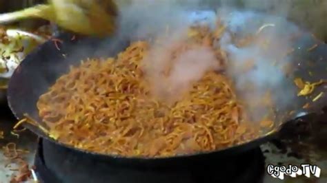 Penang mee mamak typically uses thin egg noodles (not too dissimilar to maggi mee ie. Resipi Mee Goreng Mamak Penang - Resepi Bergambar