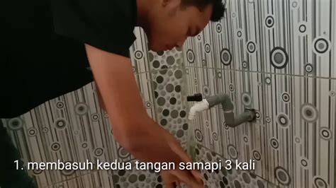 Mengenai tata cara berwudhu diterangkan dalam hadits berikut dari hadits ini dan hadits lainnya, kita dapat meringkas tata cara wudhu nabi shallallahu 'alaihi wa sallam sebagai berikut. Tata cara berwudhu, - YouTube